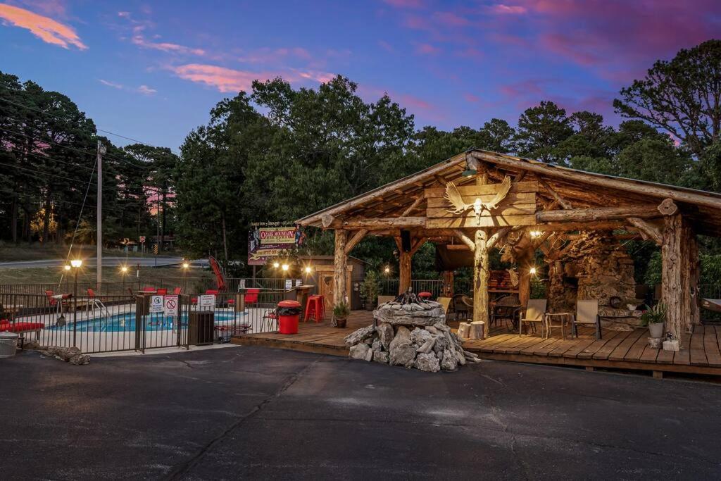 Stonegate Lodge 2 Queen Beds Wifi 50In Roku Tv Salt Water Pool Room #105 Eureka Springs Exterior foto